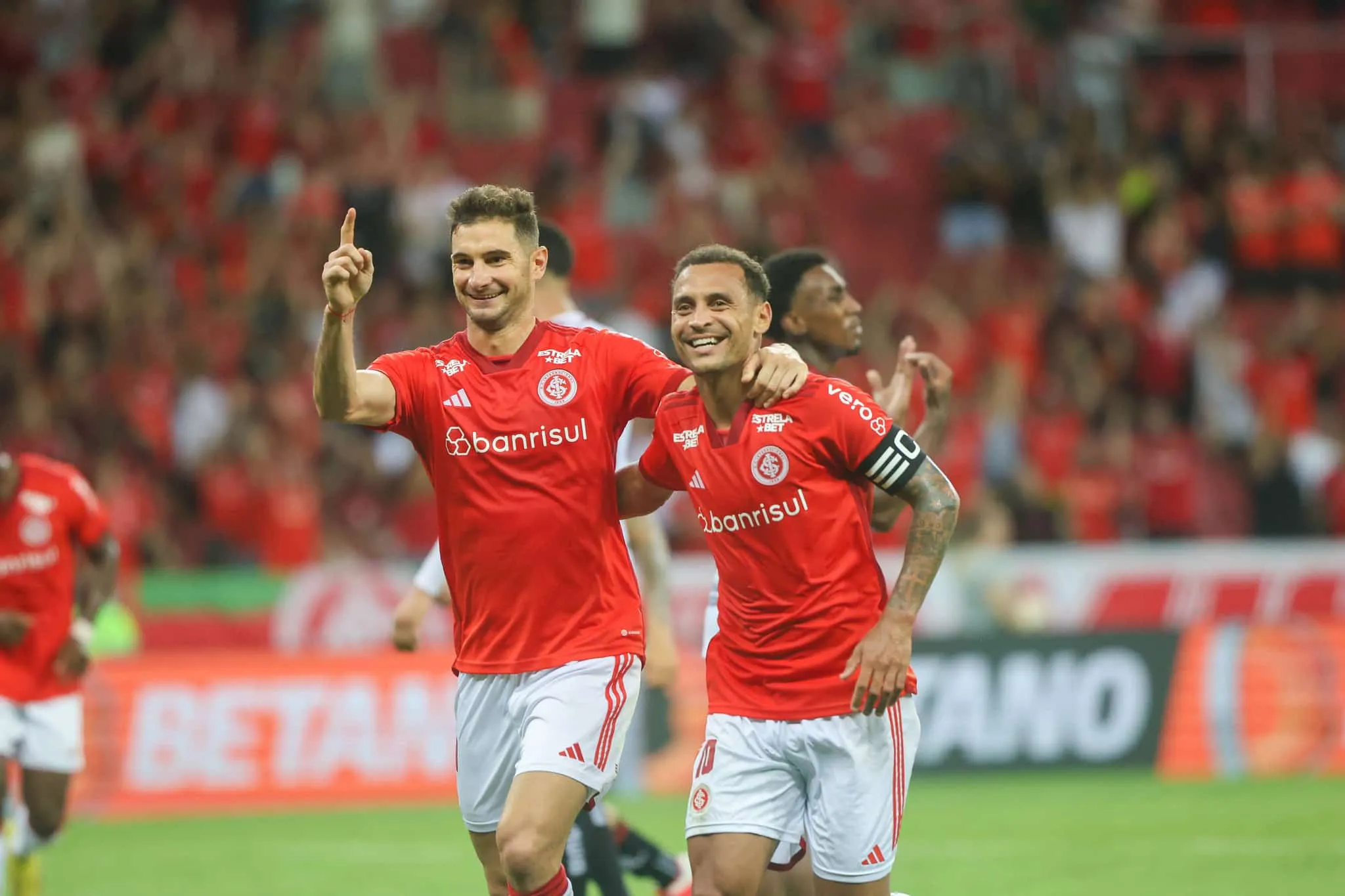 Internacional d&aacute; show no primeiro tempo, vence o Brasil e garante classifica&ccedil;&atilde;o antecipada no Gauch&atilde;o