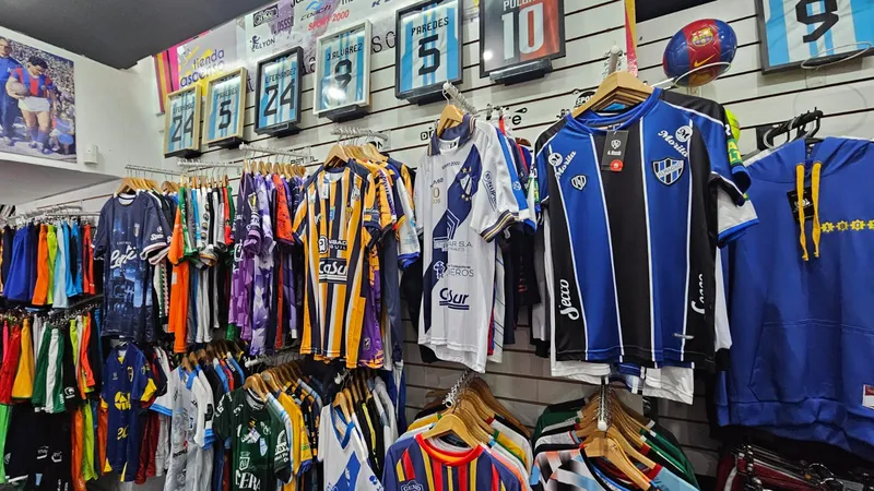 Nico Deportes tem muitas camisas de times "alternativos" da Argentina (Foto: Gabriel Rodrigues/Trivela)