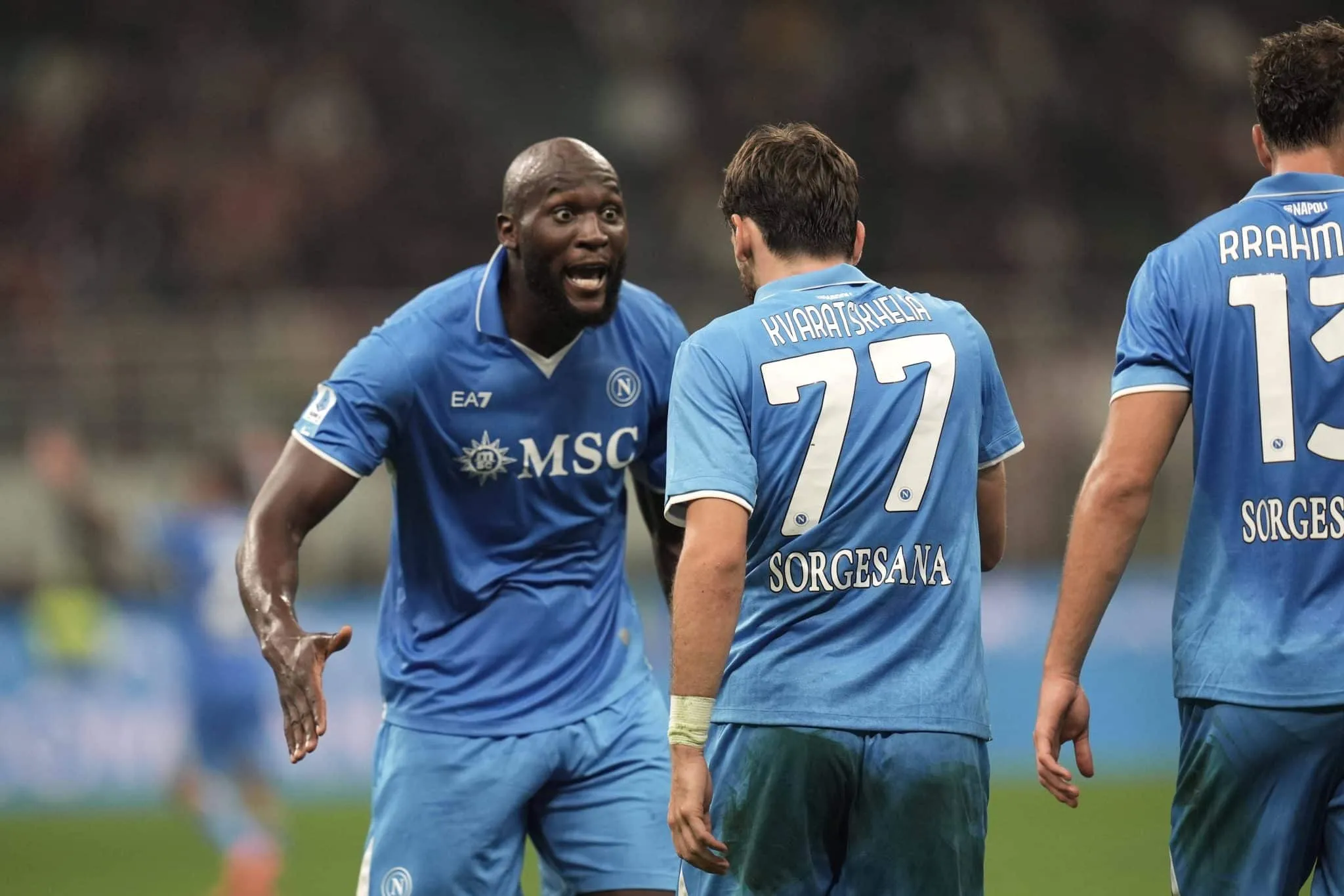 &Agrave; la Adriano Imperador, Lukaku ajuda Napoli a vencer o Milan e disparar na It&aacute;lia