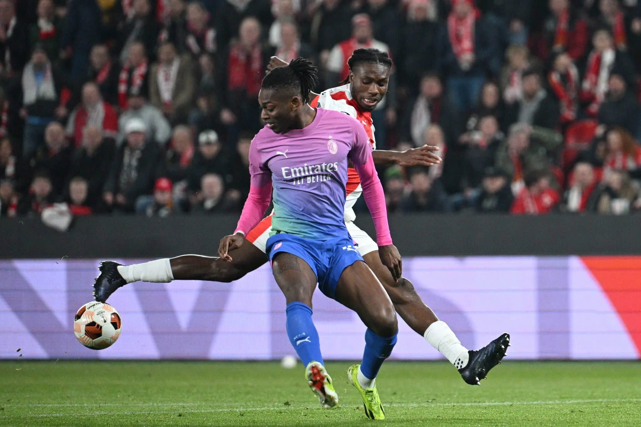 Rafael Le&atilde;o d&aacute; show em vit&oacute;ria e classifica&ccedil;&atilde;o do Milan para as quartas de final da Liga Europa