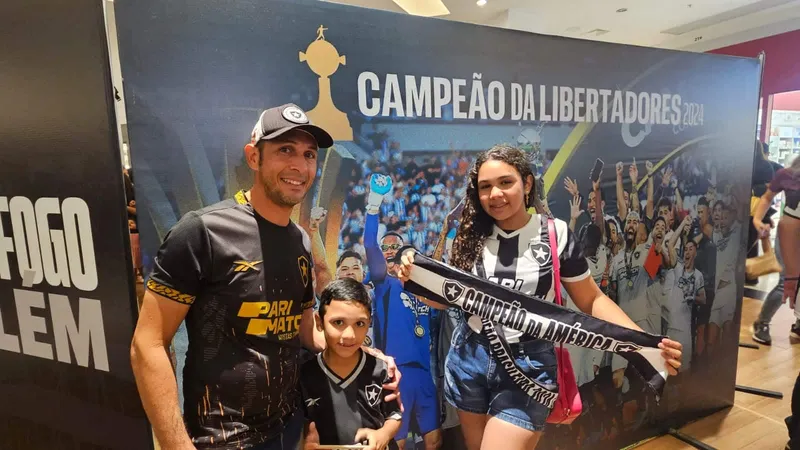 Luiz Carlos j&aacute; passou a paix&atilde;o pelo Botafogo para o filho e a sobrinha (Foto: Gabriel Rodrigues/Trivela)