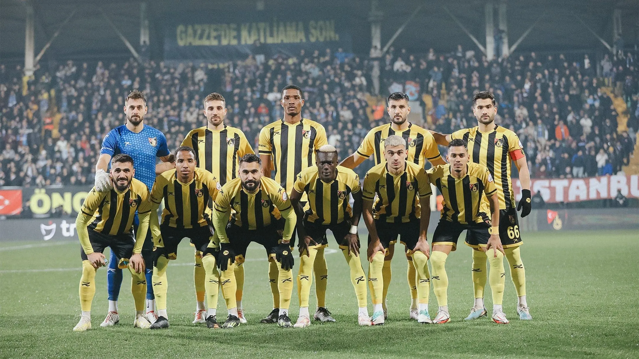 Na retomada do Campeonato Turco ap&oacute;s agress&atilde;o a &aacute;rbitro, Istanbulspor abandona jogo por p&ecirc;nalti n&atilde;o marcado