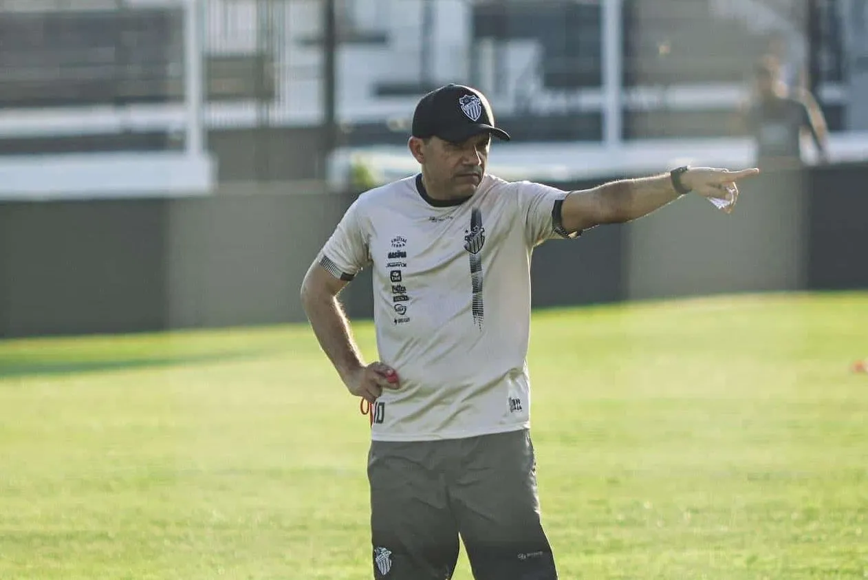 Iarley estreia como treinador do Santa Cruz em reencontro com o Internacional