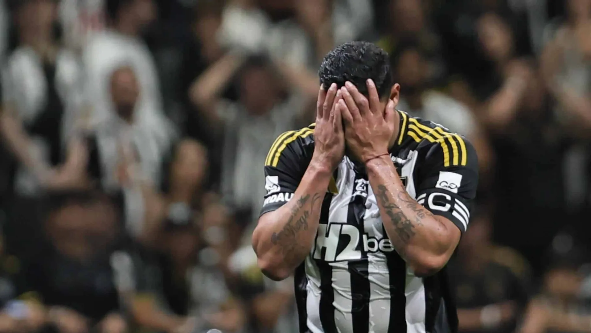 Hulk lamenta chance perdida em jogo do Atl&eacute;tico (Foto: Gilson Lobo/ Agif/Gazeta Press)