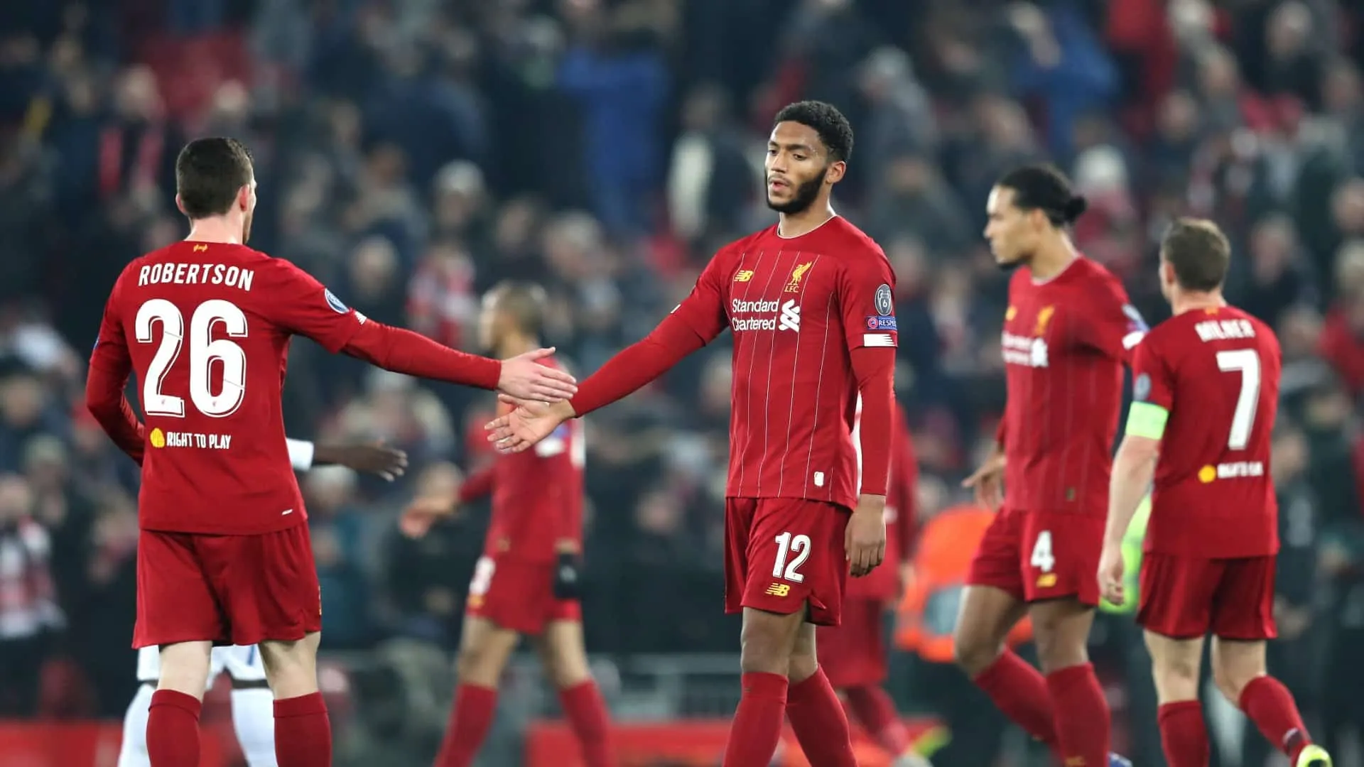 Liverpool flertou com o perigo, mas venceu e, com empate do Napoli, assumiu a lideran&ccedil;a