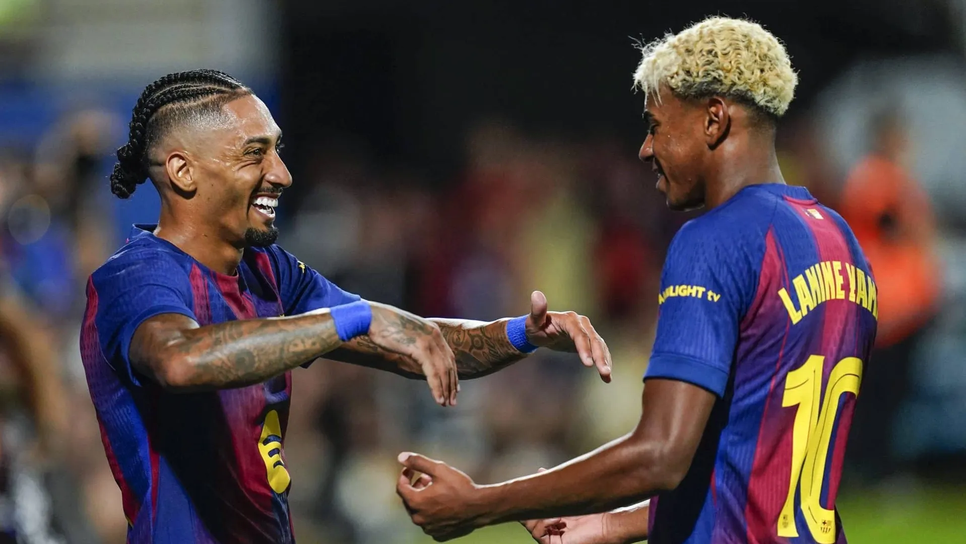 Raphinha e Lamine Yamal, em atua&ccedil;&atilde;o pelo Barcelona (Foto: Imago)