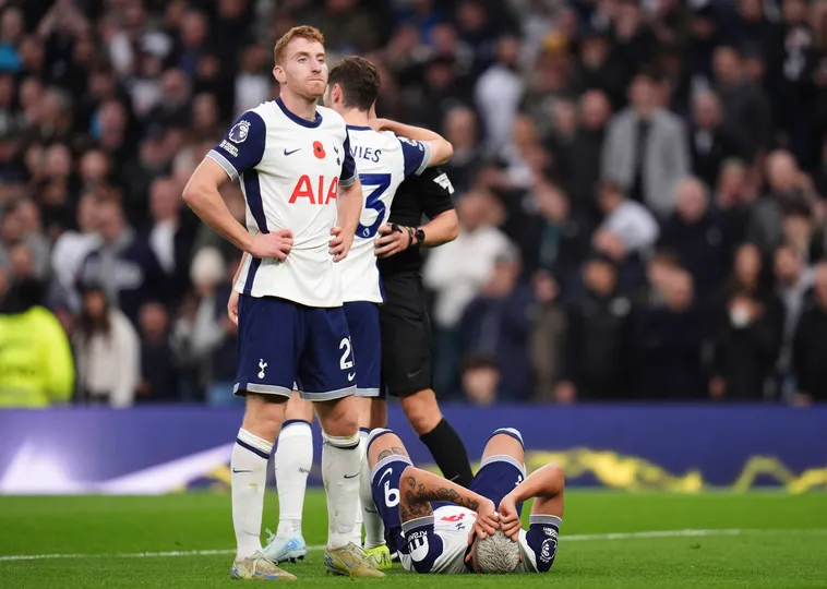 Richarlison sai de campo logo ap&oacute;s assist&ecirc;ncia em vit&oacute;ria do Tottenham sobre o Aston Villa
