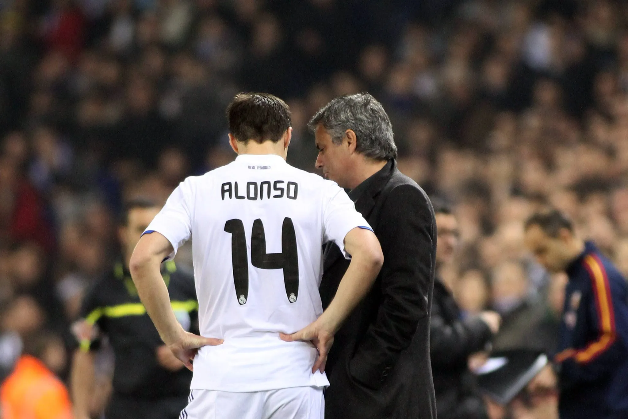 Mourinho orienta Xabi Alonso durante jogo do Real Madrid