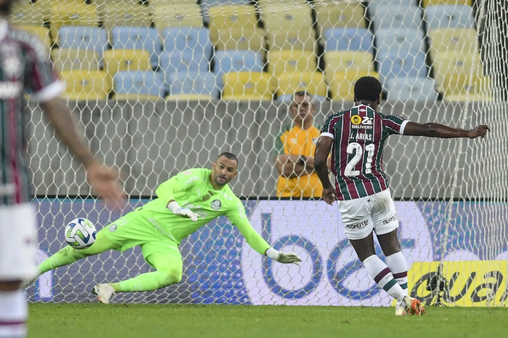 Jhon Arias acertou cobran&ccedil;a de p&ecirc;nalti para abrir o placar pelo Fluminense sobre o Palmeiras - Photo by Icon sport