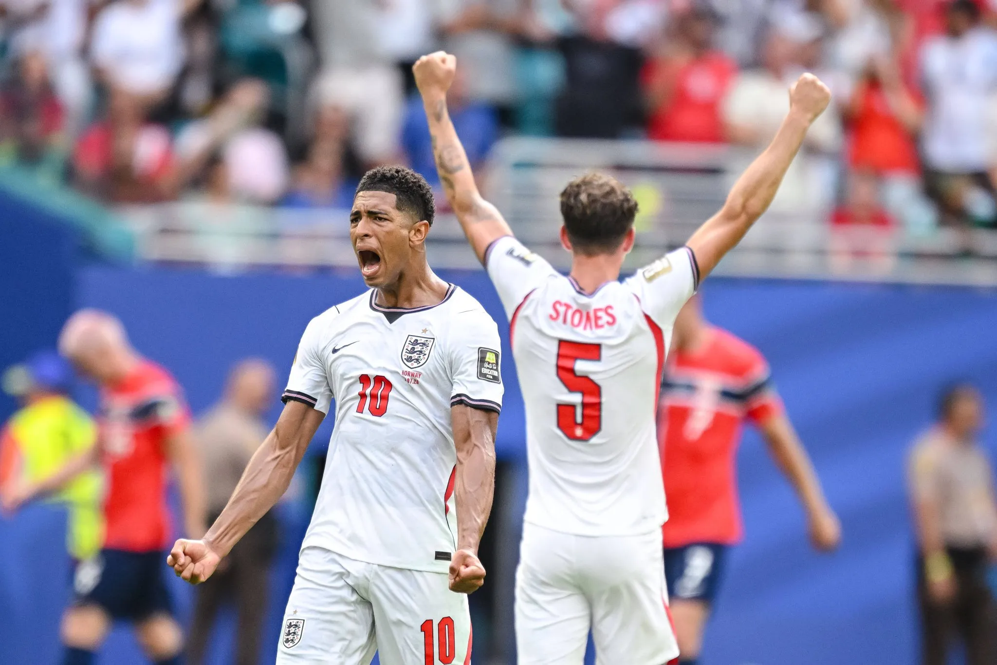 Jude Bellingham celebra gol pela Inglaterra diante da Noruega