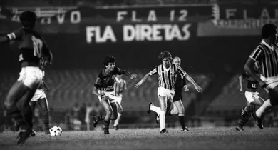 Os duelos tit&acirc;nicos que forjaram a rivalidade entre Flamengo e Gr&ecirc;mio nos anos 80