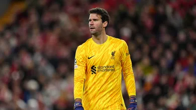 Les&atilde;o de Alisson preocupa e Liverpool divulga tempo de recupera&ccedil;&atilde;o do goleiro