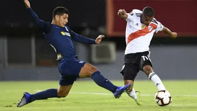 De la Cruz esbanjou categoria outra vez, com mais um gola&ccedil;o pelo River na Libertadores