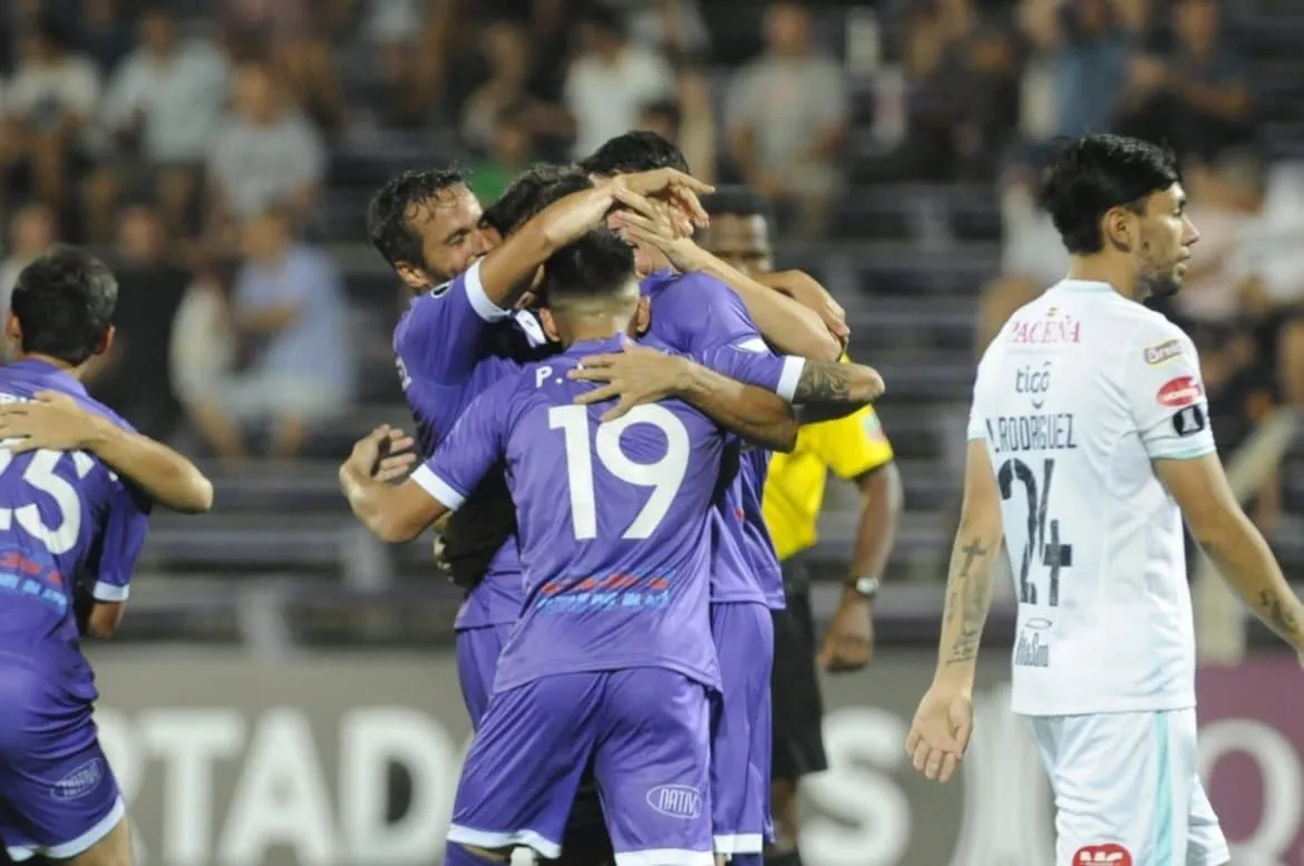 Poucos gols s&atilde;o t&atilde;o chorados quanto o que garantiu o Defensor na pr&oacute;xima fase da Libertadores