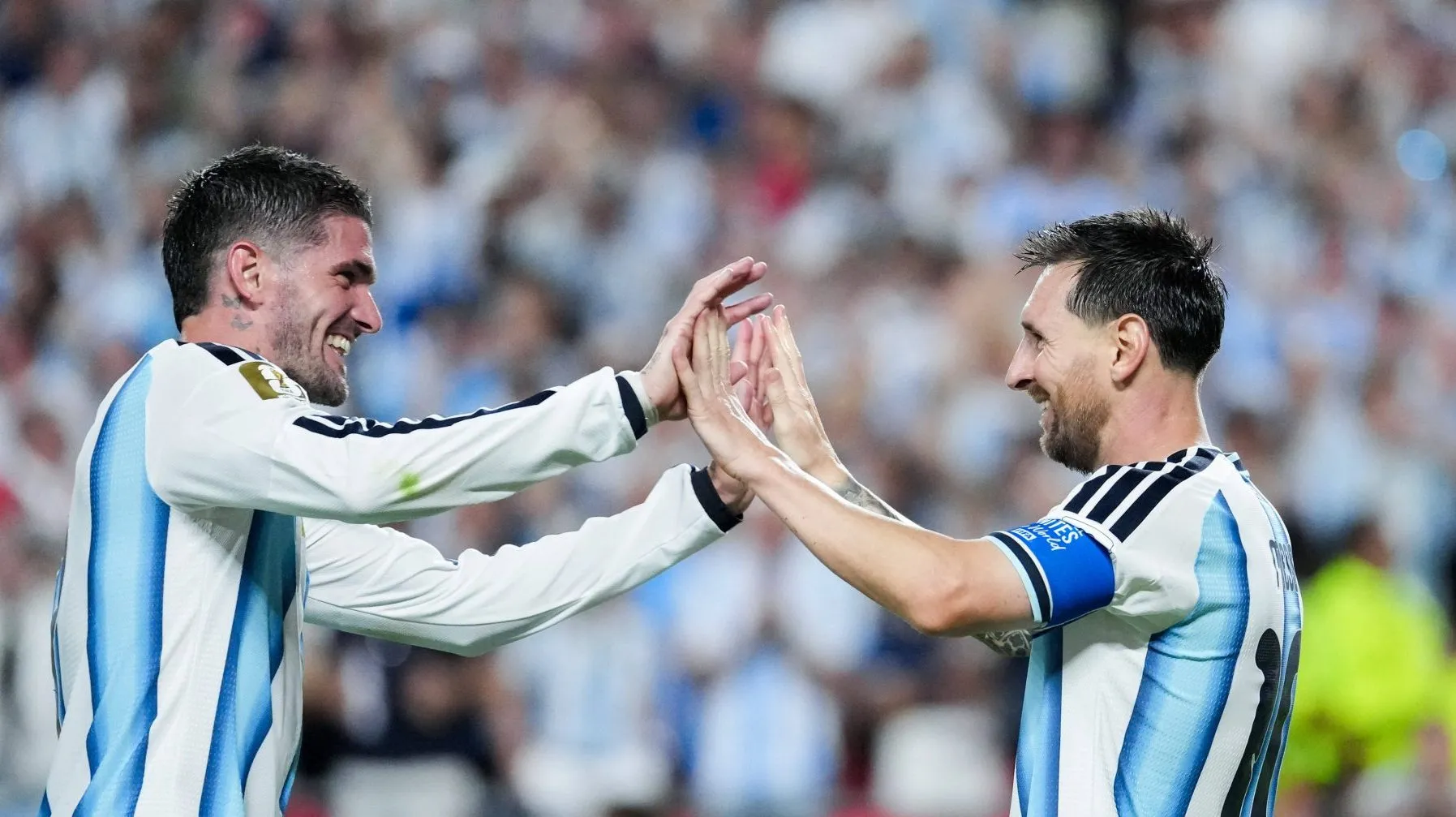 Al&eacute;m de &lsquo;seguran&ccedil;a&rsquo; do Messi: De Paul afasta d&uacute;vidas e continua decisivo na Argentina