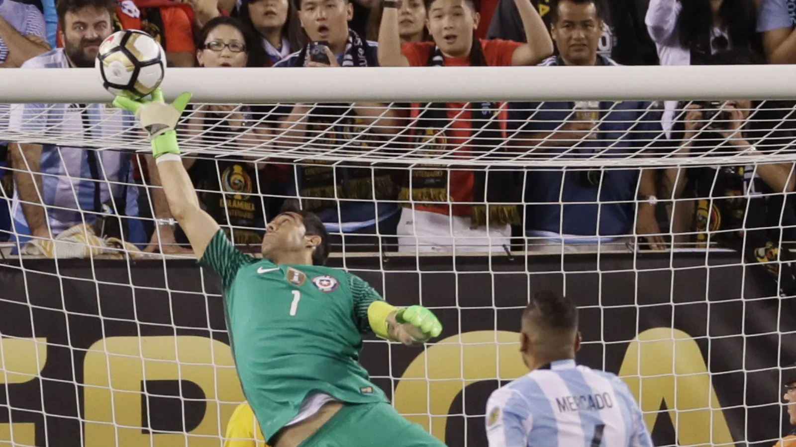 Claudio Bravo e a fra&ccedil;&atilde;o de segundo que valeu, em definitivo, seu lugar na hist&oacute;ria