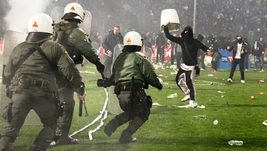 [V&iacute;deo] Confus&atilde;o entre torcida do PAOK e pol&iacute;cia fez o governo suspender a Copa da Gr&eacute;cia
