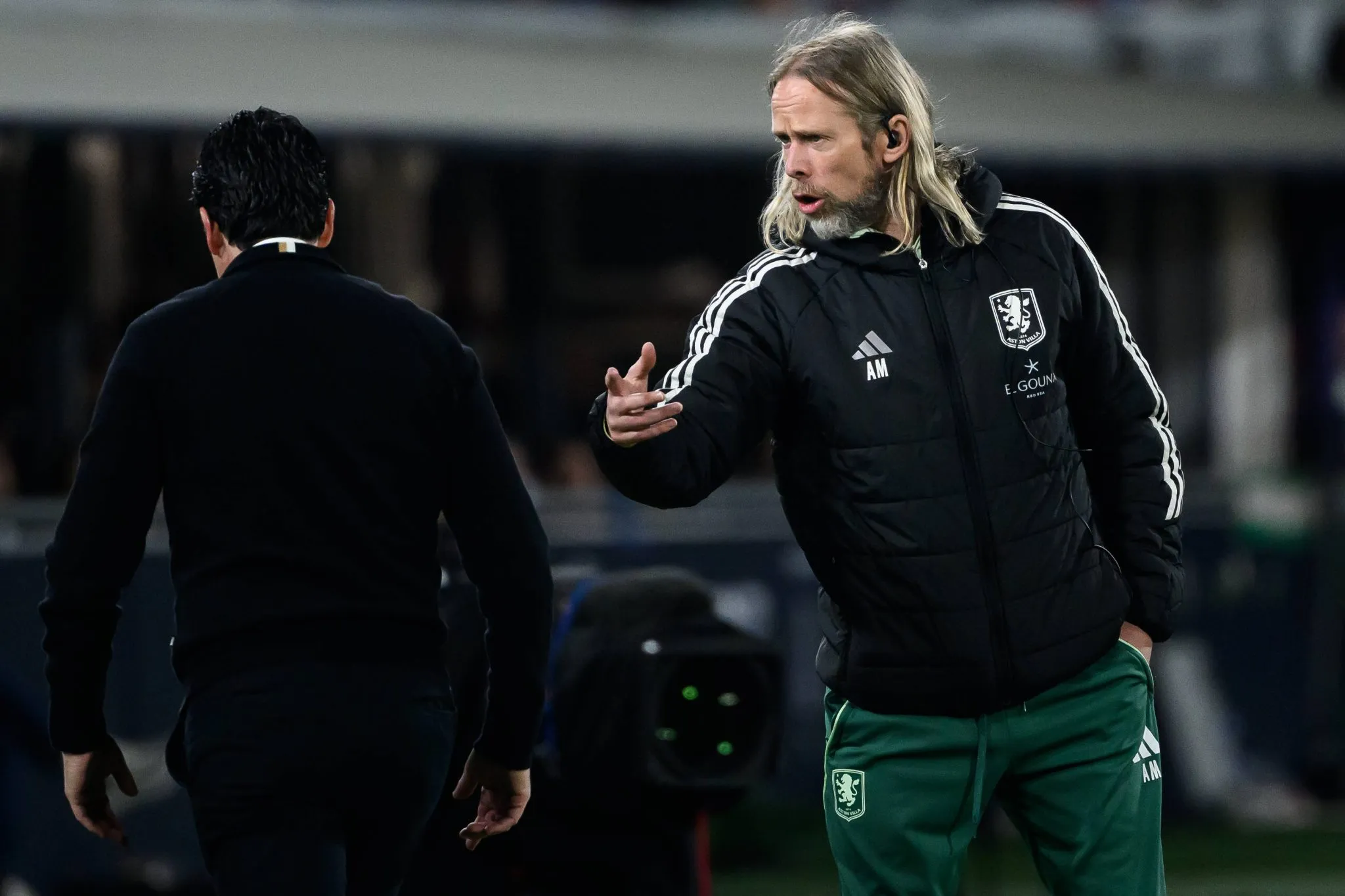 Austin MacPhee orienta Unai Emery durante jogo do Aston Villa