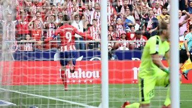 Fernando Torres foi para os bra&ccedil;os do seu povo na &uacute;ltima partida pelo Atl&eacute;tico de Madrid
