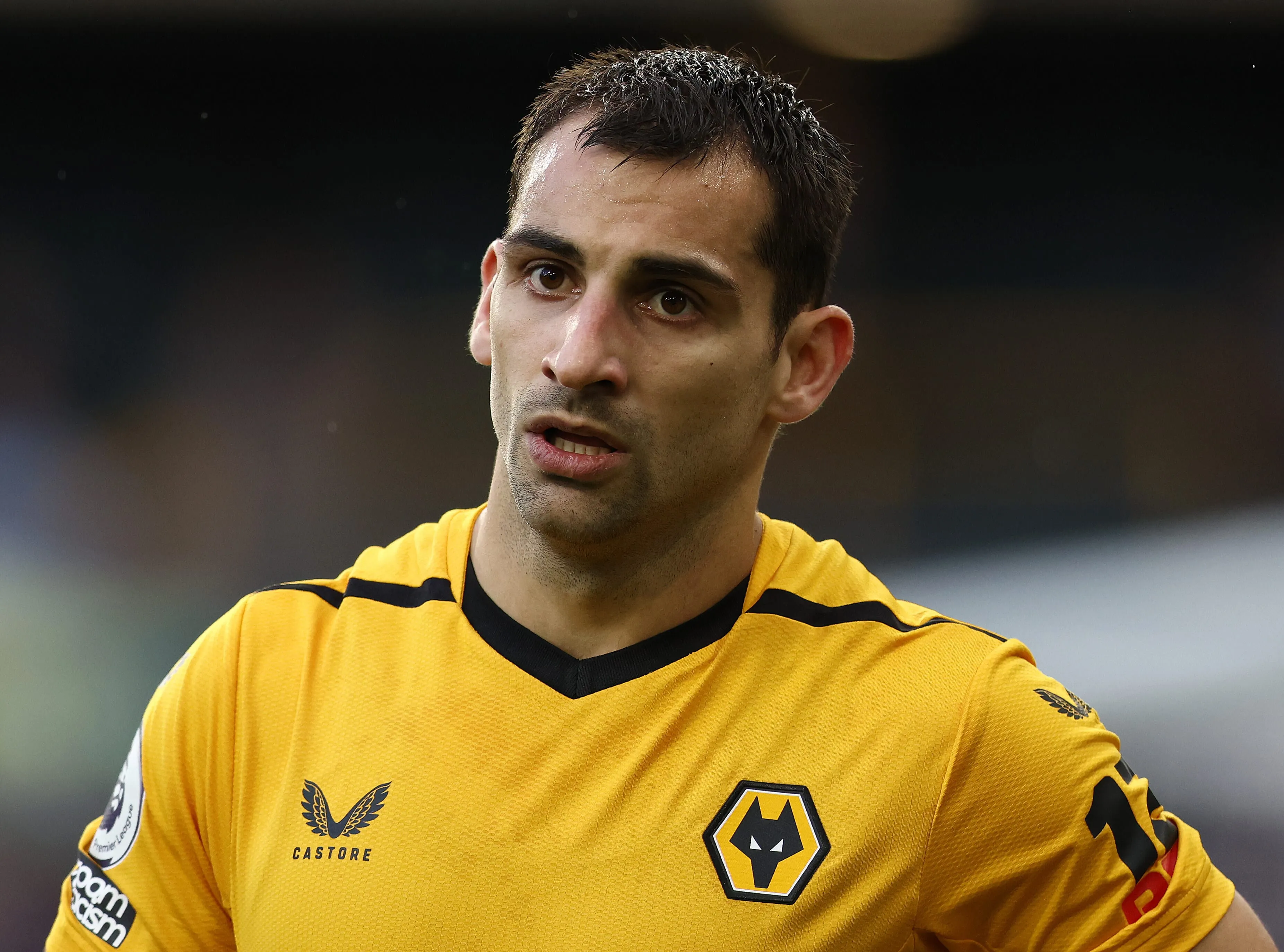 Cotovelada no companheiro, cuspe no auxiliar e vandalismo no CT: Jonny Otto vive dia de f&uacute;ria no Wolverhampton