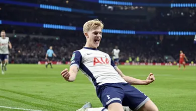 Sondagem de dois rivais a joia do Tottenham deixa clube em alerta