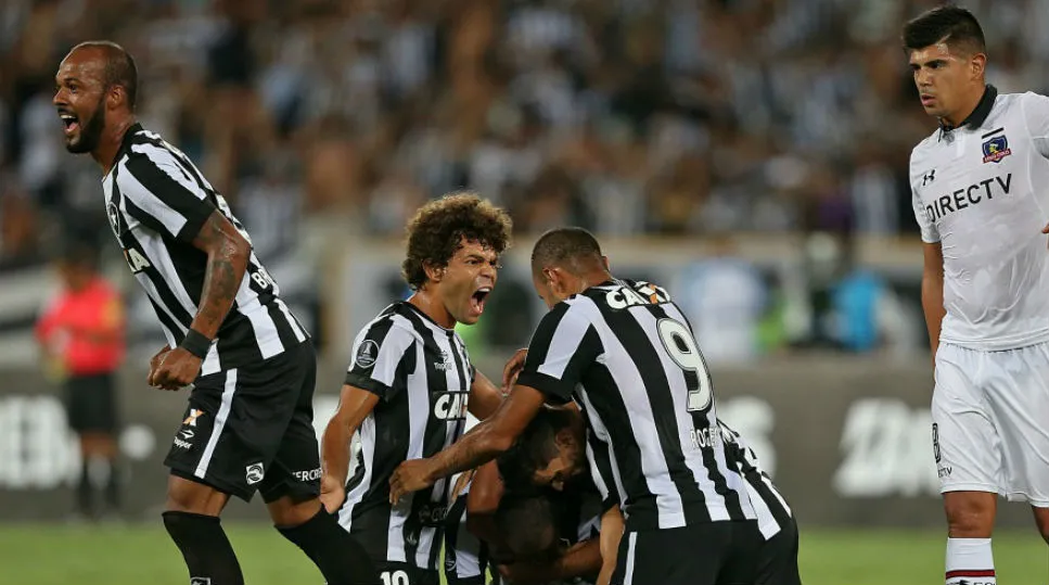 Camilo, do Botafogo, comemora com companheiros (Foto: Botafogo)