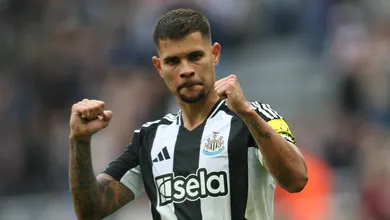Despedida? Bruno Guimar&atilde;es marca em goleada em meio a rumores de sa&iacute;da do Newcastle
