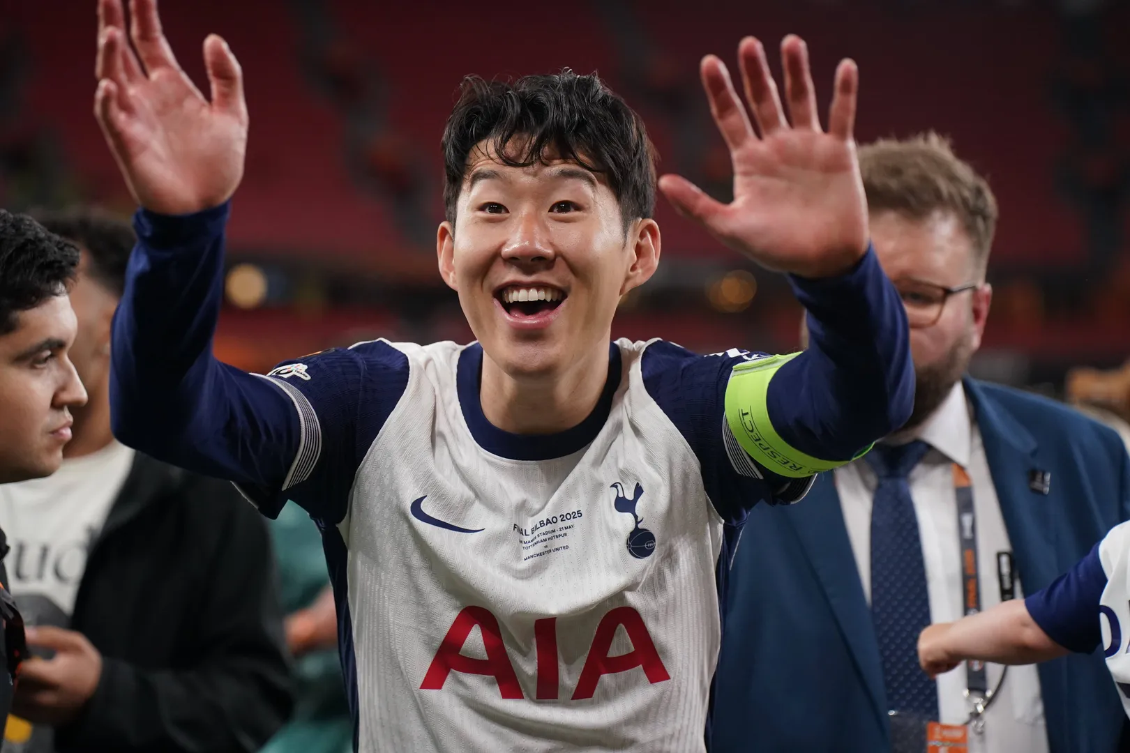 Son acena para f&atilde;s ap&oacute;s conquistar a Liga Europa pelo Tottenham