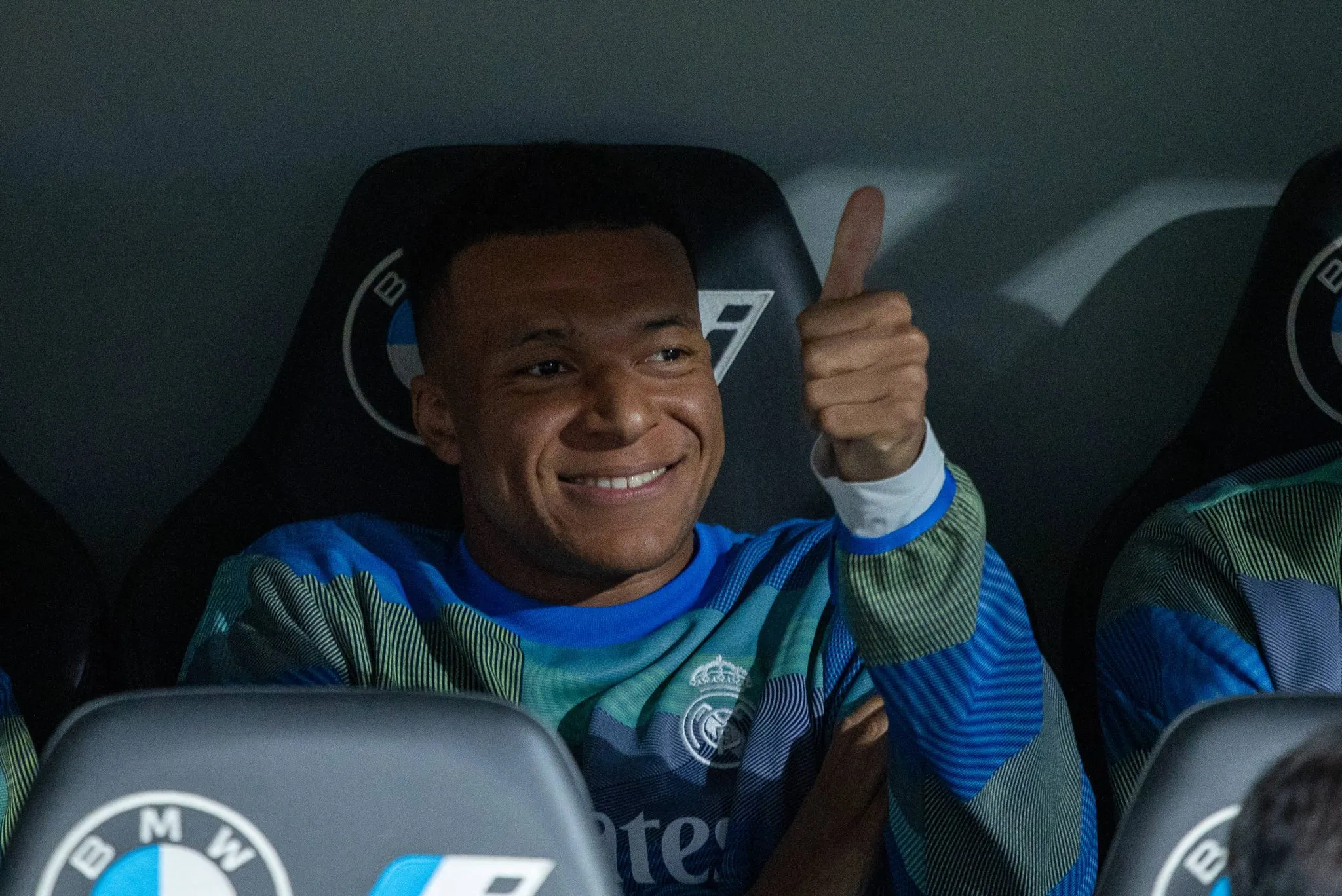 Kylian Mbapp&eacute; sorri no banco de reservas do Real Madrid (Foto: Imago/ZUMA Press Wire)