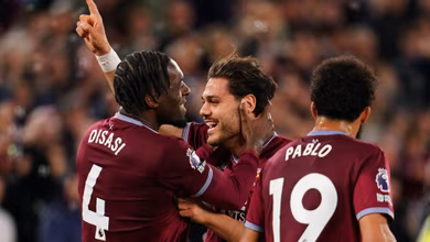 Ex-Arsenal brilha, West Ham atropela e joga Tottenham para zona de rebaixamento