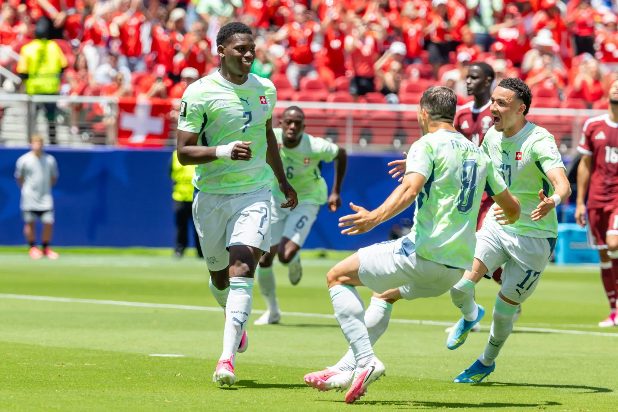 Embolo comemora gol pela sele&ccedil;&atilde;o da Su&iacute;&ccedil;a (Foto: IMAGO / Icon Sportswire)