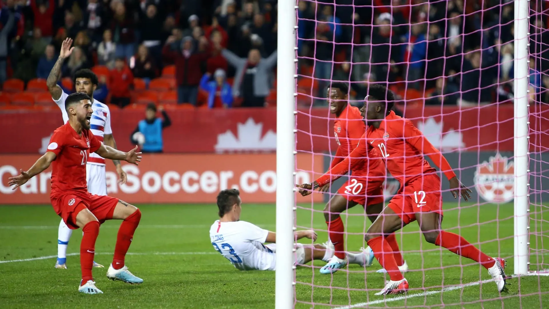 Com gol de Davies, Canad&aacute; registrou sua primeira vit&oacute;ria sobre os EUA em 34 anos