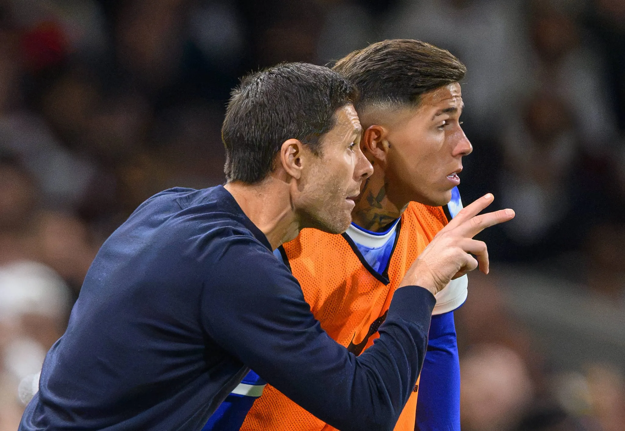 Xabi Alonso orienta Enzo Fern&aacute;ndez durante jogo do Chelsea