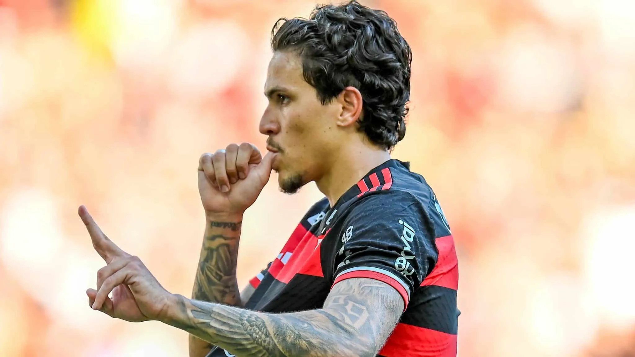 Flamengo supera o Fluminense (e o calor) em mais uma atua&ccedil;&atilde;o segura no Carioca