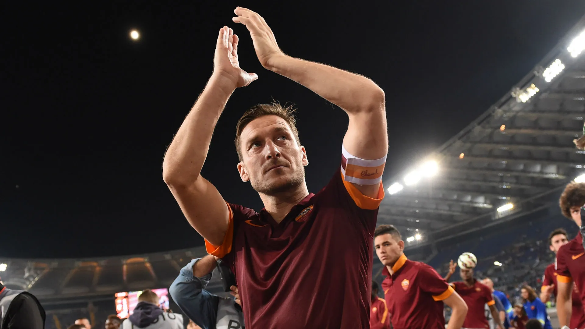 Fim de uma das mais belas hist&oacute;rias: Totti confirma &uacute;ltimo jogo pela Roma e fala em desafio
