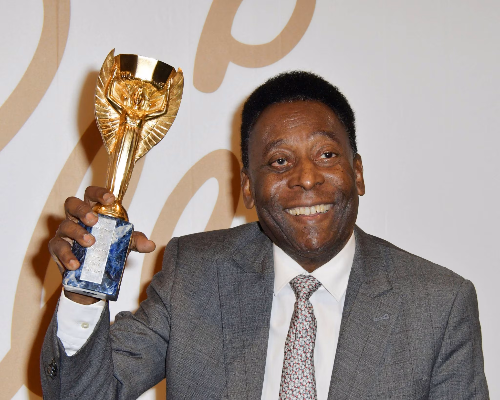 Pel&eacute; com a ta&ccedil;a da Copa do Mundo de 1970 (Foto: IMAGO / Capital Pictures)