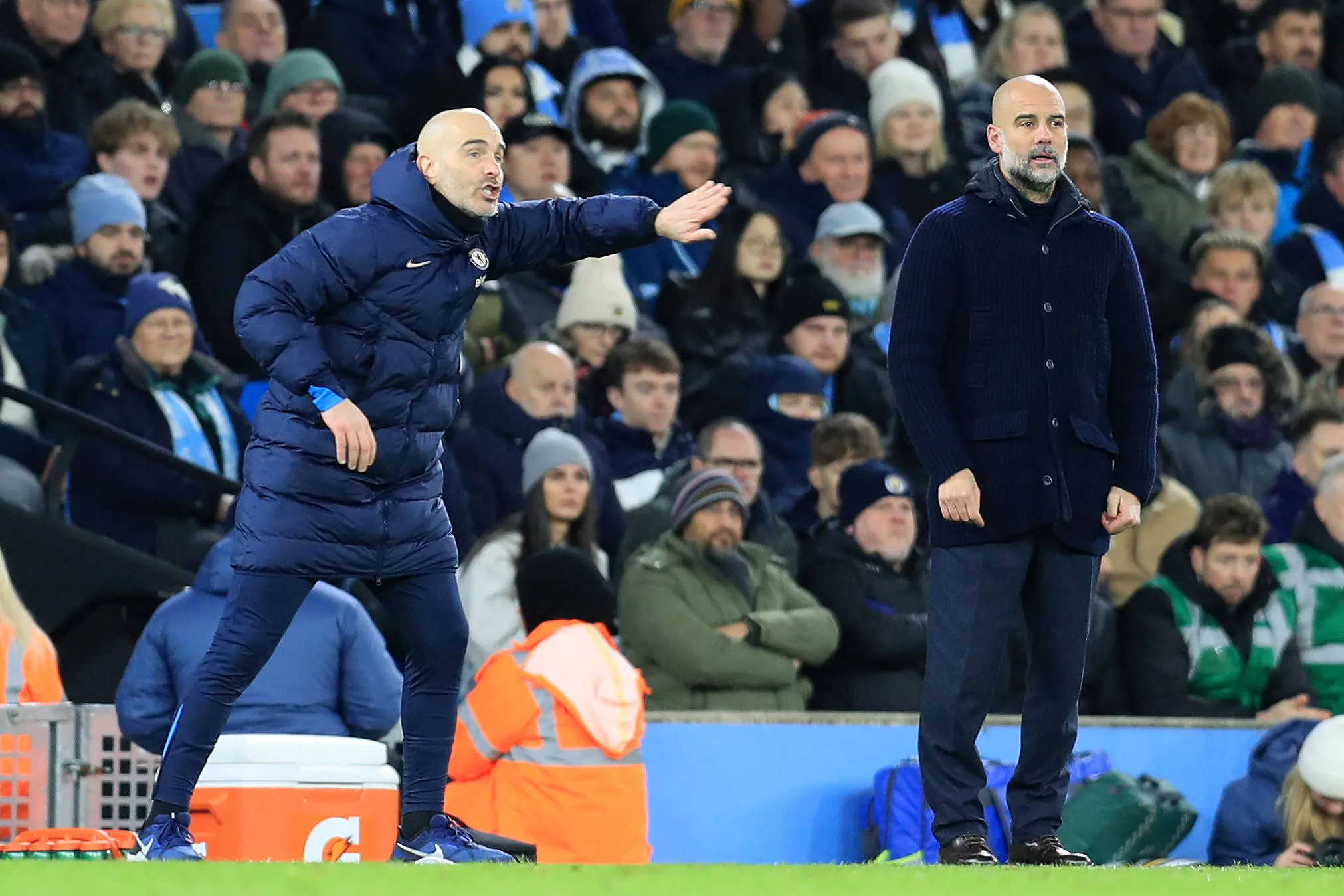 Guardiola e Maresca na &aacute;rea t&eacute;cnica durante jogo entre Manchester City x Chelsea