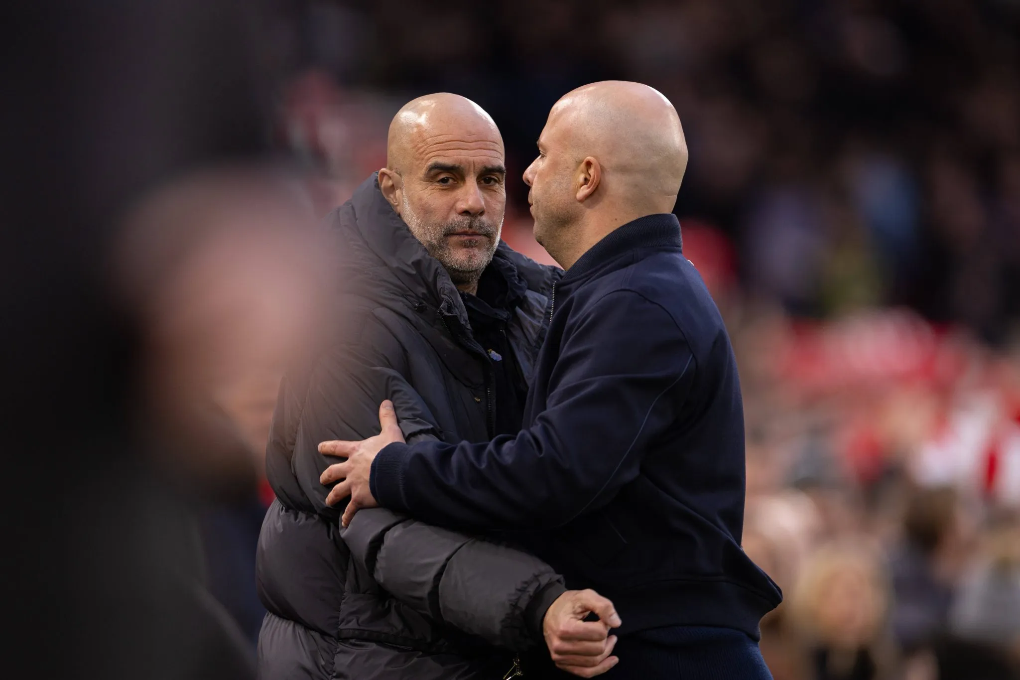 Os t&eacute;cnicos Pep Guardiola e Arne Slot