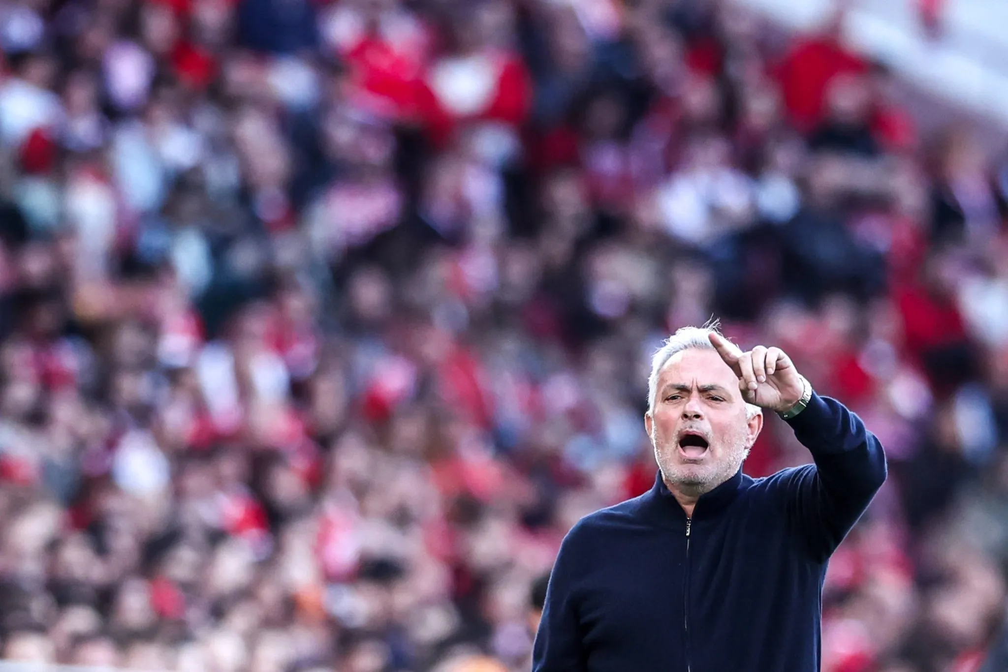Mourinho gesticula na &aacute;rea t&eacute;cnica durante jogo do Benfica