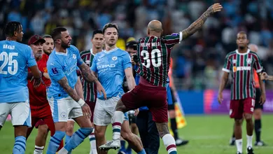 Jogadores do City fazem piada por briga com Felipe Melo e viram &lsquo;seguran&ccedil;as&rsquo; de Grealish; assista