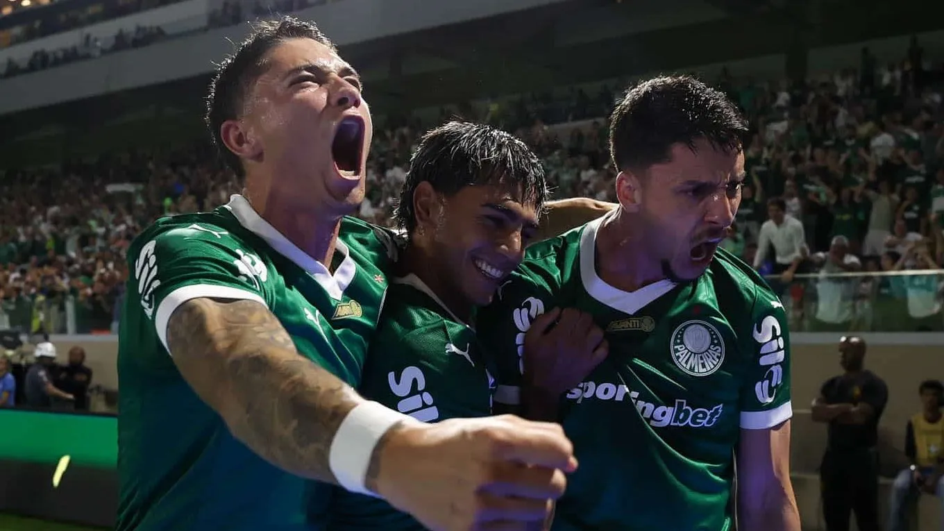 Mart&iacute;nez, Facundo e Piquerez comemoram gol do Palmeiras