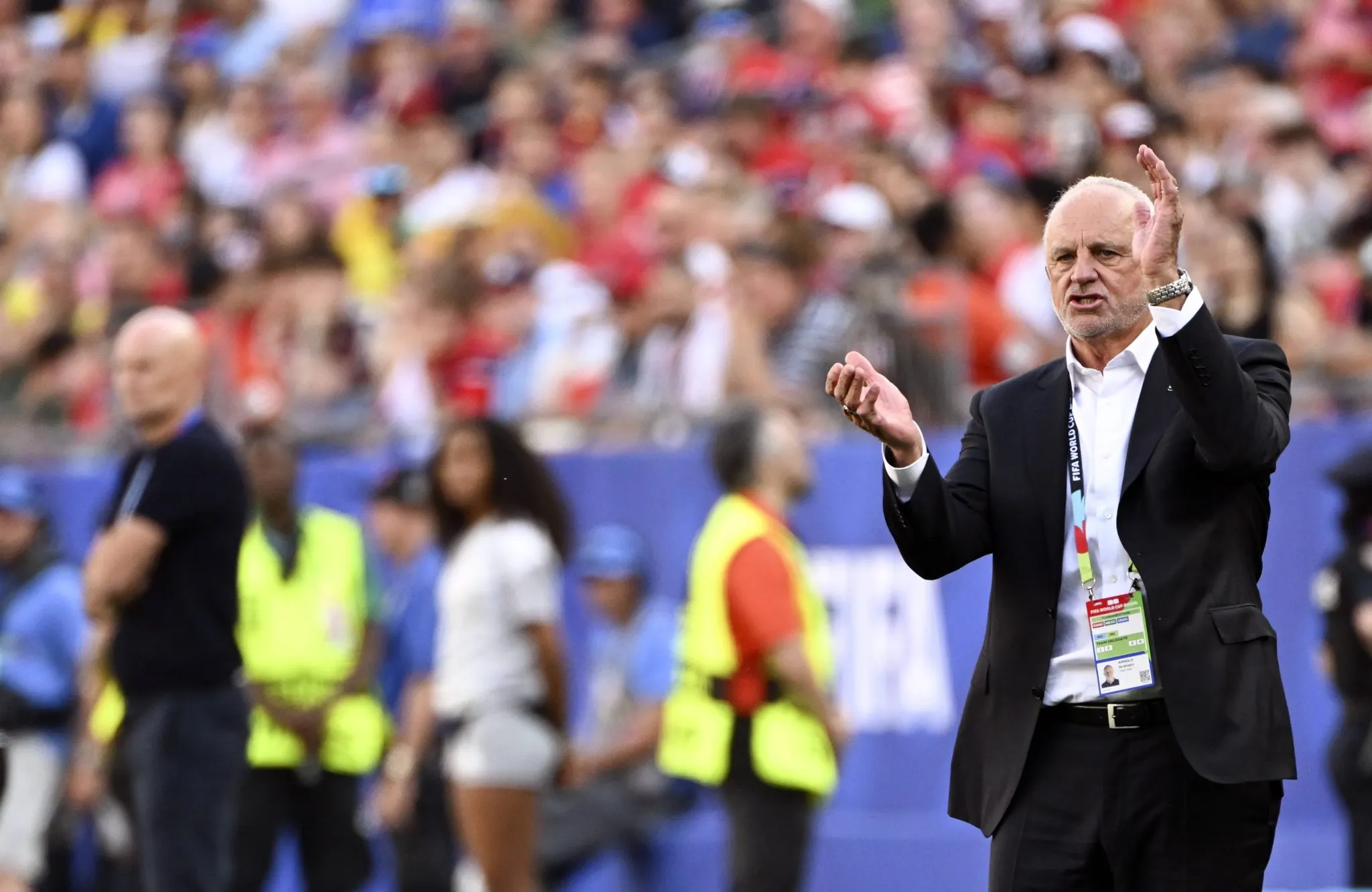 O t&eacute;cnico da sele&ccedil;&atilde;o do Iraque, Graham Arnold, em jogo da Copa do Mundo