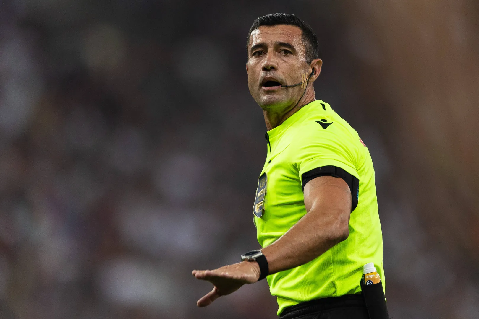 O &aacute;rbitro Br&aacute;ulio da Silva Machado durante jogo em 2024