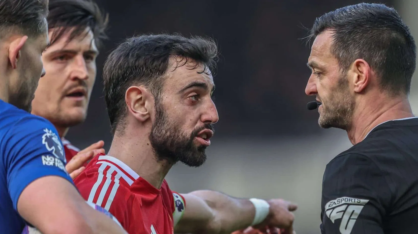 VAR salva Manchester United de nova derrota, mas cr&iacute;ticas seguem: &lsquo;qualidade de rebaixado&rsquo;