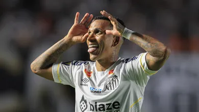 Com Neymar na torcida, Santos vence o Palmeiras e fica mais pr&oacute;ximo do t&iacute;tulo do Paulist&atilde;o
