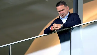Marc Overmars &eacute; banido do futebol por comportamento sexual inadequado