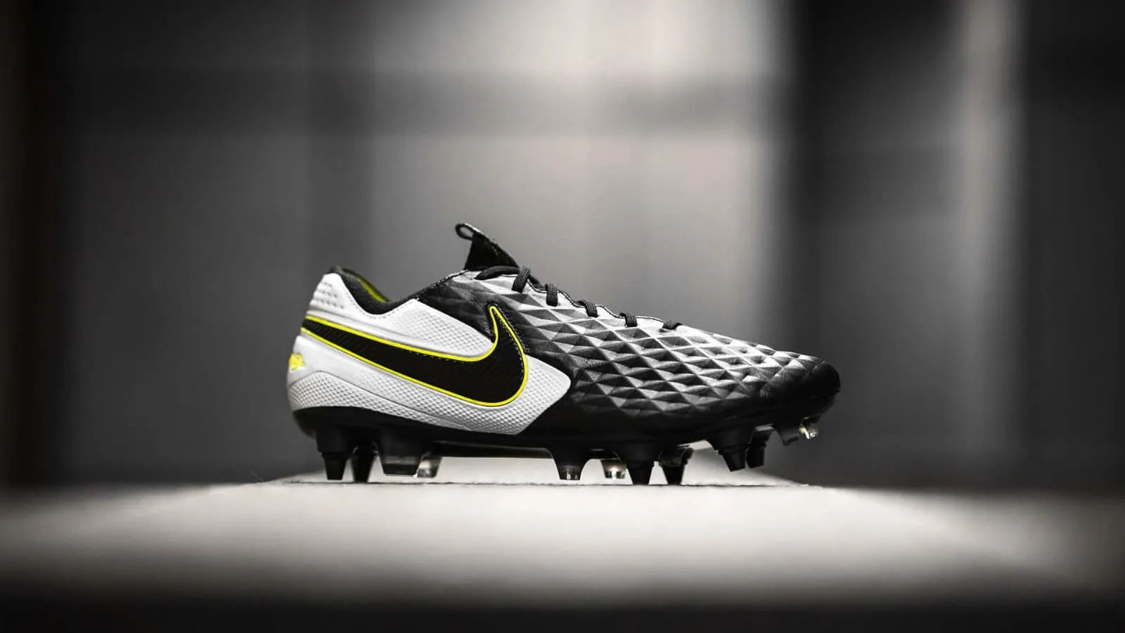 Nike lan&ccedil;a chuteiras Tiempo Legend 8 em nova combina&ccedil;&atilde;o de cores exclusiva