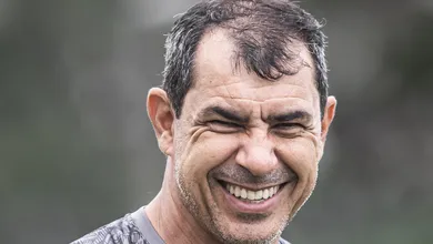 Feliz no Santos, Carille come&ccedil;a a ver um Menino da Vila surgir dentro de casa