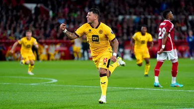 Apesar da derrota, Gustavo Hamer estreou na Premier League com um gol bel&iacute;ssimo