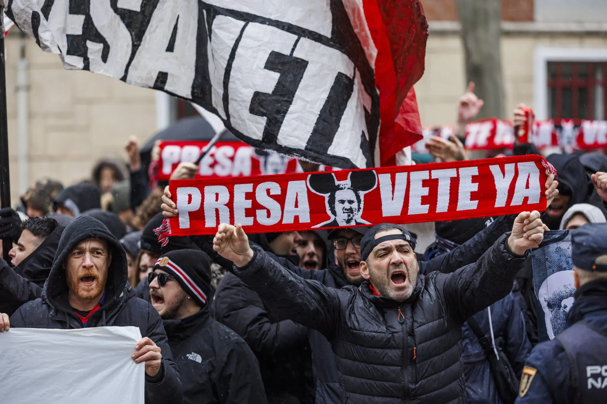 Torcedores do Rayo protestam contra presidente